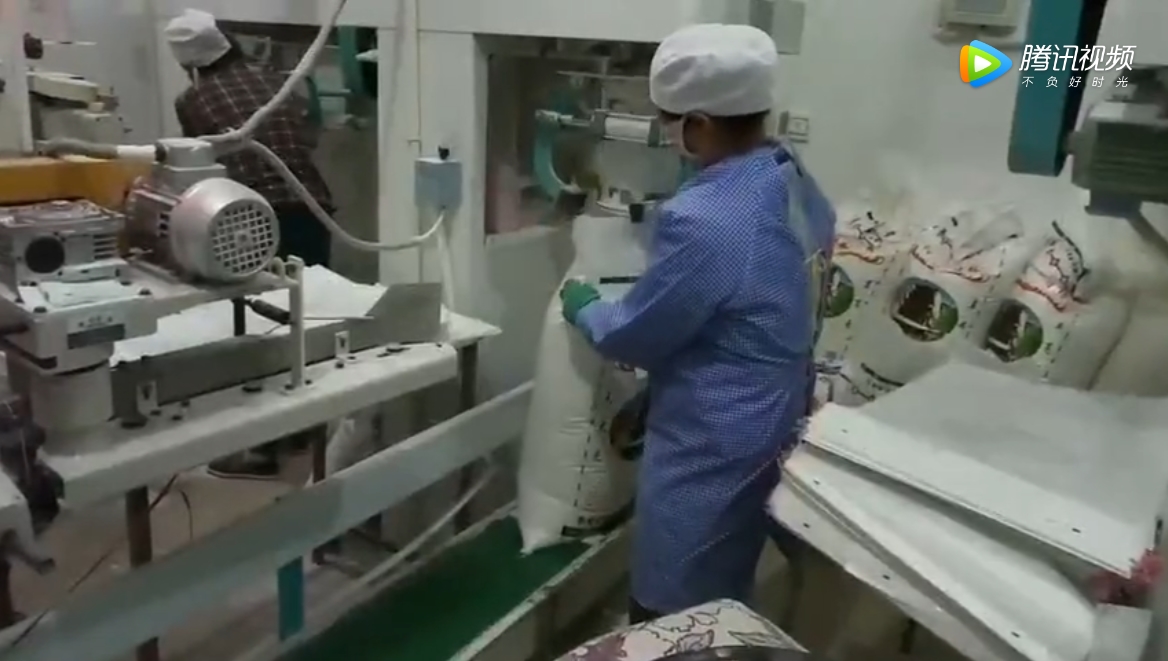 面粉包裝機調試成功，客戶使用中